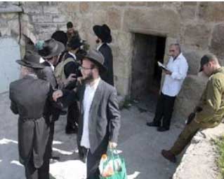 مستوطنون يهود مشتبه بهم في هجوم بقنبلة حارقة على سيارة تقل فلسطينيين 