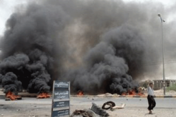 مقتل 19 جنديا في هجوم وتفجير انتحاري استهدفا مقر الاستخبارات في عدن