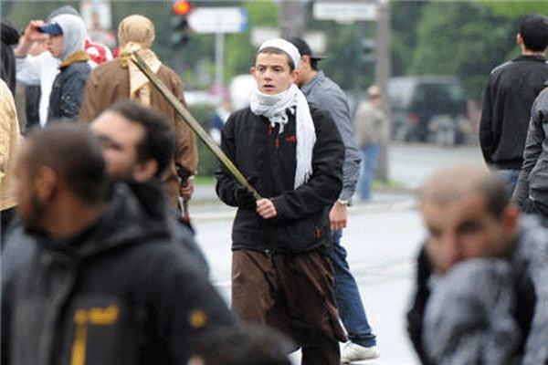 سلفيون يهاجمون بالسيوف والهراوات مهرجانا في بنزرت حضره سمير القنطار
