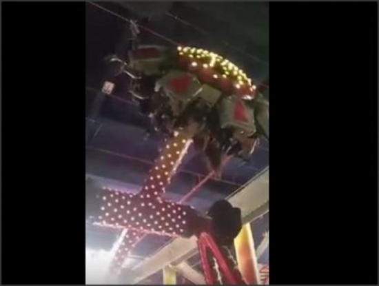 بالفيديو .. رعب و حالات اغماء بعد تعطل في لعبة بإحدى مولات عمان