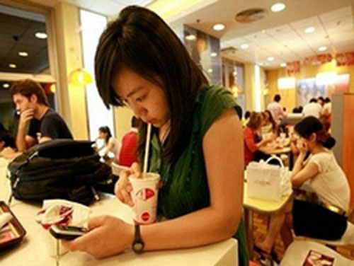 مطعم أمريكي يخصم 5% لمن لا يستخدم هاتفه 