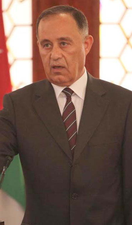 وزير المياه يطلع على مشكلة المياه في بيت راس 