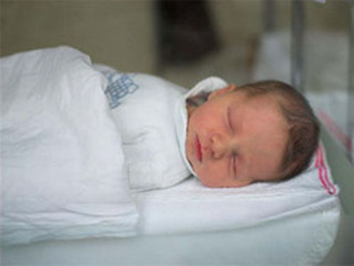 قلبه في اليمين والكبد في اليسار...ولادة طفل غريب في مستشفى سعودي