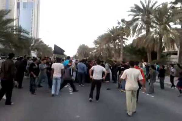 محتجون شيعة يشتبكون مع شرطة البحرين أثناء تشييع جثمان متظاهر