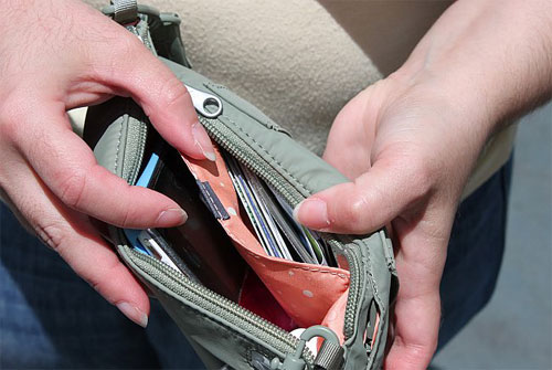 سيدة تتعرض للسرقة أثناء توجهها للتبليغ عن سرقة