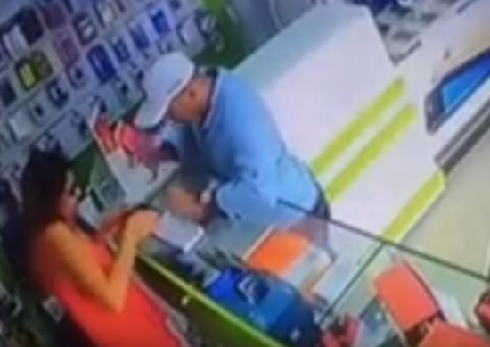 فيديو: سرق هاتفاً من متجرها فماذا فعلت