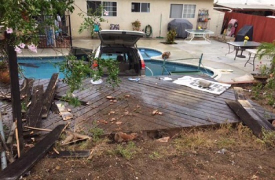 شاهد.. امرأة تفقد السيطرة على سيارتها وتسقط في بركة سباحة