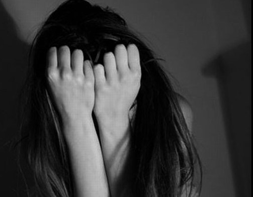 فتاتان تقتلان ستينياً حاول اغتصابهما فتاتان تقتلان ستينياً حاول اغتصابهما