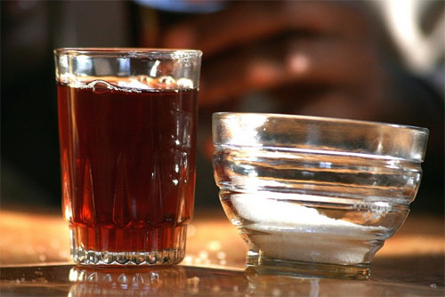 زوج مصري يلقى بزوجته من الطابق الثالث لتقديمها الشاى بدون سكر!