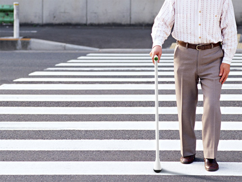 تسعيني في ايطاليا يحبط عملية سرقة بعصاه