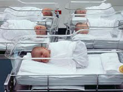 تونسية تضع مولودة تحمل جنيناً في بطنها