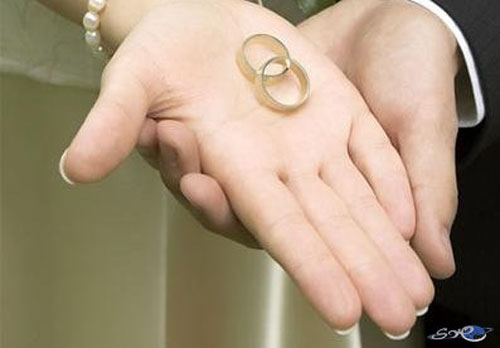 يمني يكافئ شابا اعاد حقيبة أبنته الضائعة بإعلان خطوبتهما