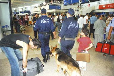 جزائرية تبلغ عن قنبلة بالمطار لتمنع زوجها من السفر 