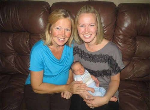 جدة أمريكية تنجب حفيدها