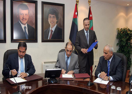 الداخلية والمناطق التنموية توقعان مذكرة تفاهم للتسهيل على المستثمرين 