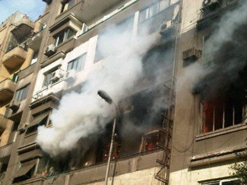 أم تلقي أطفالها الـ4 وشقيقتها من النافذة لإنقاذهم