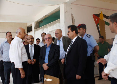 وزير الاشغال العامة يتفقد عددا من المشروعات التربوية وزير الاشغال العامة يتفقد عددا من المشروعات التربوية