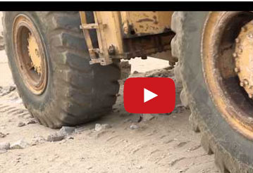 سعودي يتحدَّى دلو الثلج بطريقته الخاصة