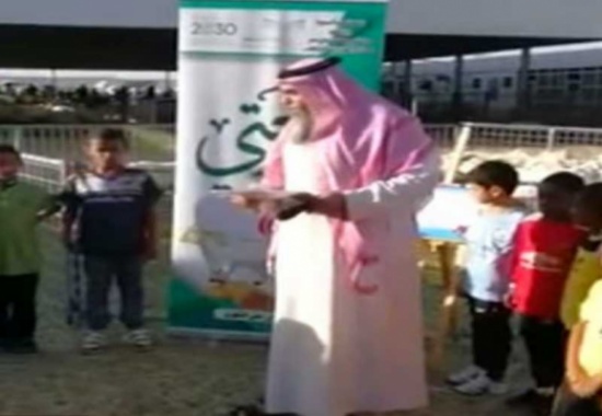 بالفيديو .. معلم سعودي يدرّس طلابه في سوق الغنم… للتعايش مع حرف الخاء! بالفيديو .. معلم سعودي يدرّس طلابه في سوق الغنم… للتعايش مع حرف الخاء!