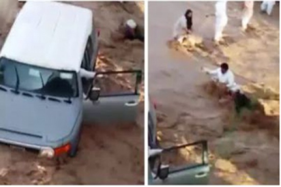 شاهد.. انقاذ سائق محتجز داخل سيارته التى جرفها السيل