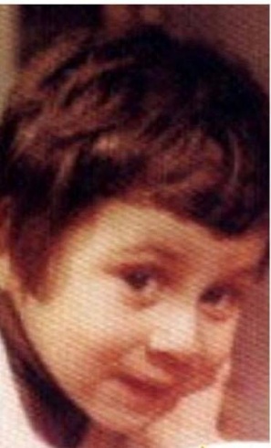 بالصورة - هذا الطفل الجميل أصبح نجماً عربياً وسيماً... خمنوا من هو!!