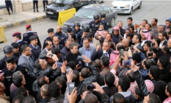 موظفو (الأبيض للأسمدة) يعتصمون