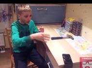 صبي يحطم هاتفه بمطرقة معتقداً أنه سيصمد صبي يحطم هاتفه بمطرقة معتقداً أنه سيصمد