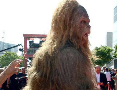 أمريكي تنكر بزي وحش.. فقتلوه دهساً بالسيارات