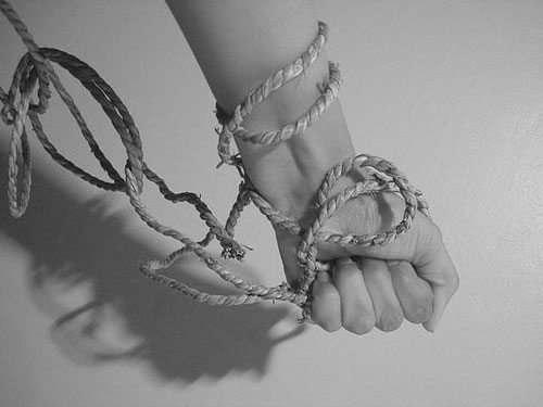 مصري يقيد ابنته بالسلاسل ويلقي بها في النيل لشكه في سلوكها