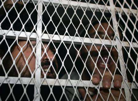 اجازات للمساجين في مراكز الاصلاح وافراج عن المصابين بالامراض الخطيرة اجازات للمساجين في مراكز الاصلاح وافراج عن المصابين بالامراض الخطيرة