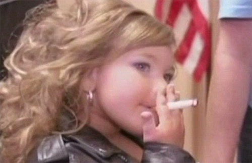 سمحت لطفلتها بالتدخين.. من أجل الفوز