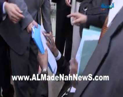 أجواء توقيع مذكرة إقالة الطراونة قبل وصولها إلى الملك ( وثائق و فيديو ) أجواء توقيع مذكرة إقالة الطراونة قبل وصولها إلى الملك ( وثائق و فيديو )