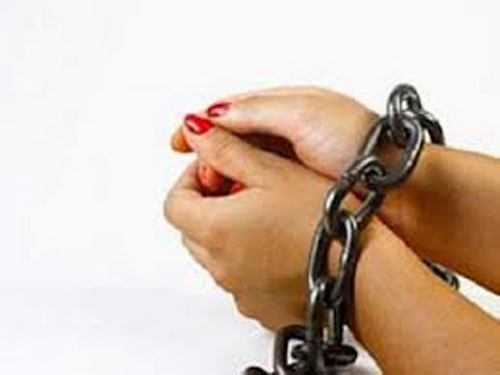 توقيف أميركية 4 مرات خلال.. 26 ساعة