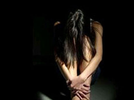 يغتصب ابنة زوجته ويعاشرها عدة مرات حتى تحمل منه سفاحا