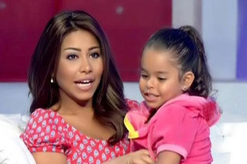 شيرين ترافق ابنتها إلى الحضانة