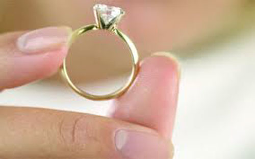 ادعى الموت.. ليطلب يد حبيبته