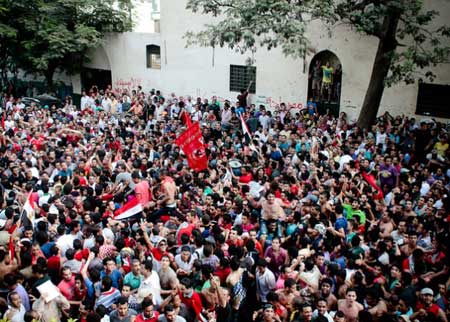 اقتحام مبنى الاتحاد المصري لكرة القدم واضرام النار بأحد جدرانه