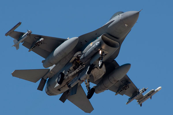 "وورلد تريبيون": أمريكا تتعهد بتسليم العراق مقاتلات "إف-16" 