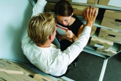 الكويت : موظف ابتز زميلته في العمل:الخضوع... أو الفضيحة!