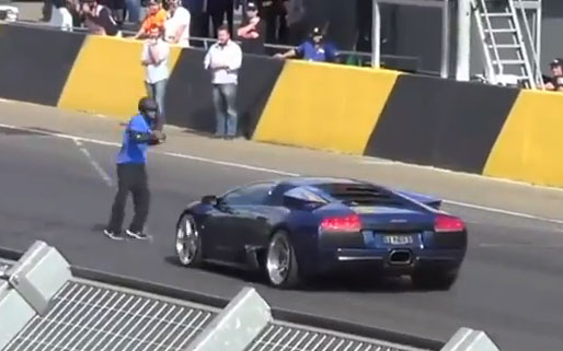 شاب يقفز فوق سيارة