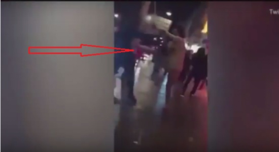 شاهد..  امرأة حديدية تضرب رجلين وتلقي بهما أرضا!