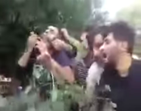 بالفيديو.. الشرطة الإيرانية تجبر المعتقلين على أكل الشجر وتقليد الحيوانات بالفيديو.. الشرطة الإيرانية تجبر المعتقلين على أكل الشجر وتقليد الحيوانات