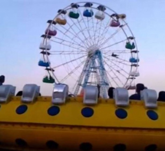 فيديو مروّع.. لحظة سقوط أمّ وطفلها من إحدى الألعاب!