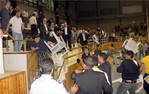 اتحاد اليد يعاقب السلط والاخير يجمد اللعبة 