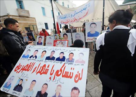 أقرباء ضحايا ثورة تونس يطلبون التعويض 