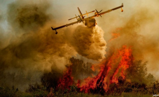صور مرعبة لطيارون يخاطرون لإخماد حرائق غابات إيطاليا