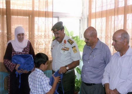 المنطقة العسكرية الشرقية توزع حقائب مدرسية وقرطاسية بالمفرق 