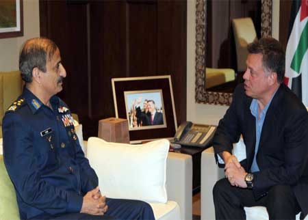 الملك يستقبل مسؤولا عسكريا باكستانيا 