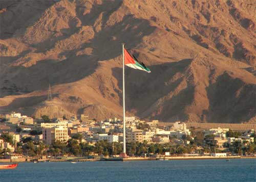 رئيس مفوضية العقبة ينجح في ثني موظفين مفصولين عن الانتحار