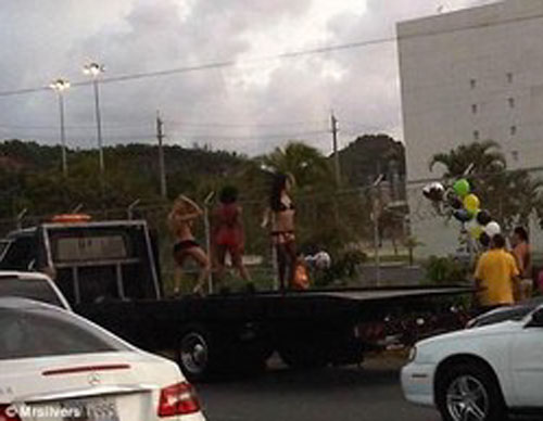 راقصات تعري على شاحنة خارج اسوار السجن يفاجئن المساجين !! 